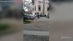 rissa tra ragazzi con machete e mazze