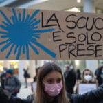 Scuola, a Milano genitori, prof e studenti protestano davanti a Regione Lombardia