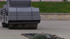 Armi schiacciate da un bulldozer