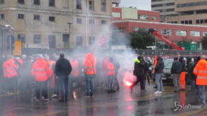 Genova, continua il blocco del porto