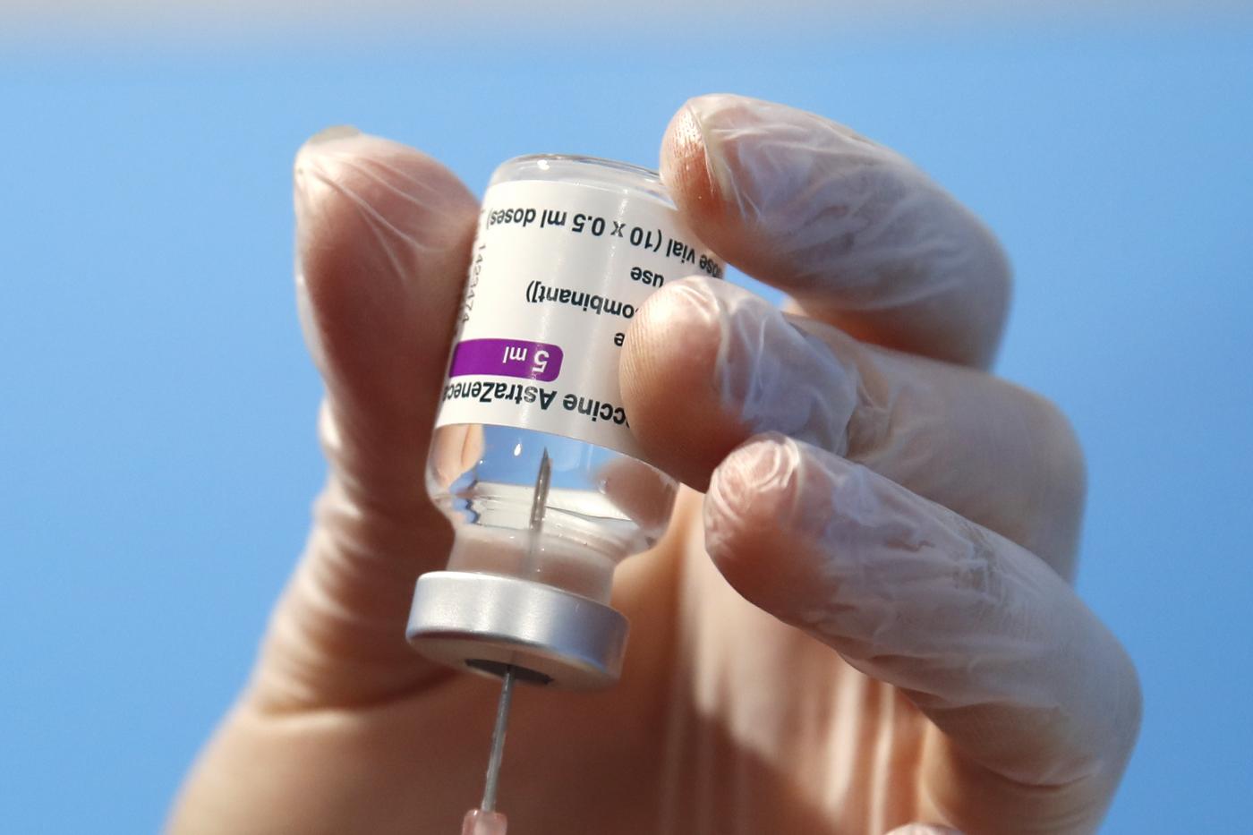 Vaccini, la procura di Biella indaga per omicidio colposo: sequestrato lotto AstraZeneca