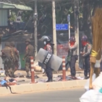 Myanmar, a Yangon i manifestanti erigono barricate