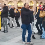 Coronavirus, “passeggiata” no mask a Bologna: tensioni coi giornalisti