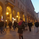 Coronavirus, passeggiata no mask a Bologna: “La mascherina non serve”