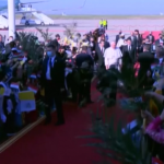 Papa in Iraq: l’arrivo a Erbil tra le palme, il Pontefice accolto anche da bambini