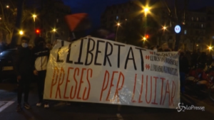 Scontri in città per chiedere il rilascio del rapper Hasel
