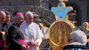 Il Papa libera una colomba bianca a Mosul