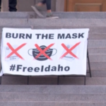 Usa, no-mask bruciano mascherine a Boise