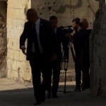 Papa in Iraq: la preghiera silenziosa in una chiesa cattolica distrutta a Mosul