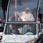 Papa in Iraq: Bergoglio saluta la folla allo stadio di Erbil dalla papamobile