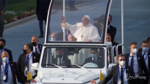 Bergoglio saluta la folla allo stadio di Erbil dalla papamobile