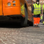 Napoli, bus Anm finisce in una voragine: nessun ferito ma tanta paura