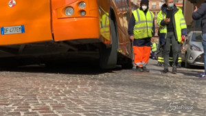 Bus Anm finisce in una vorgine