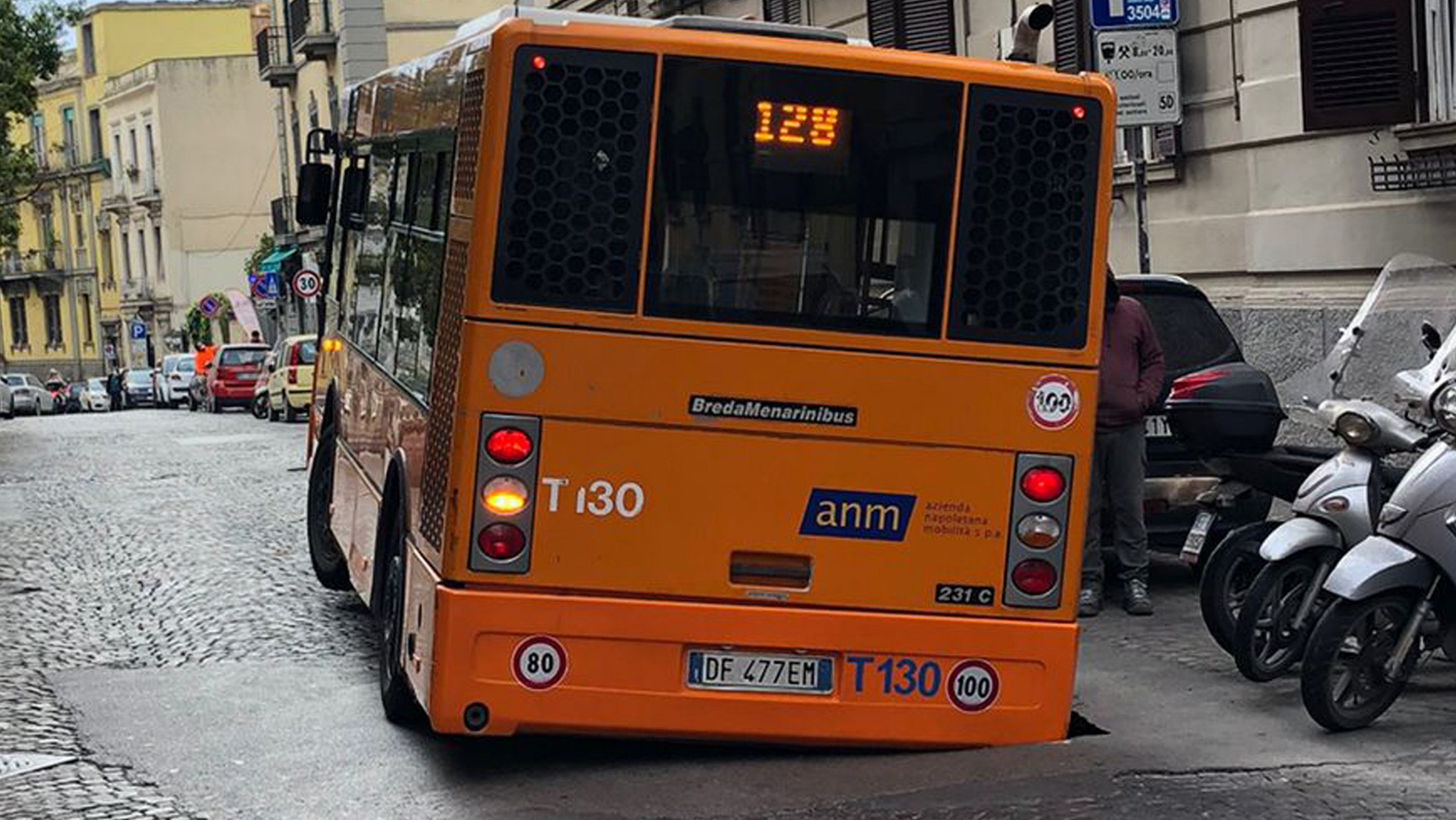 Napoli, bus sprofonda in una voragine