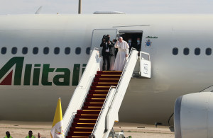 Papa a bordo del volo per tornare in Italia da Baghdad