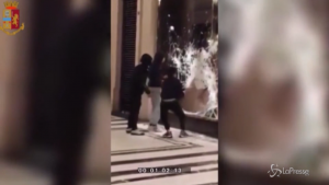 Saccheggi a negozi nel centro