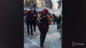 Cariche e granate contro la marcia delle donne in Messico