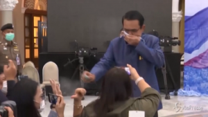 Primo ministro spruzza disinfettante sui reporter