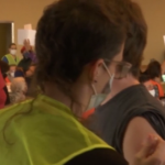 Usa, a Seattle i volontari aiutano a vaccinare