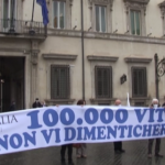 Roma, presidio a Palazzo Chigi in ricordo delle 100mila vittime del Covid