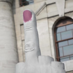 Otto marzo, l’unghia del dito medio di Cattelan a Milano si tinge di rosa