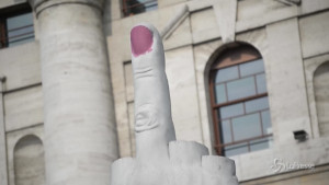 Unghia del dito medio di Cattelan a Milano si tinge di rosa