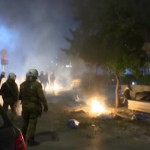 Atene, violenti scontri con la polizia: auto e cassonetti dati alle fiamme