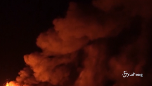 Fontane di lava nella notte
