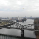 Francoforte, attivisti di Greenpeace si lanciano con il parapendio sul tetto della Bce