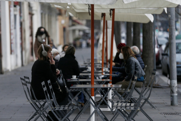 Tavolini dei bar a Viale Aventino