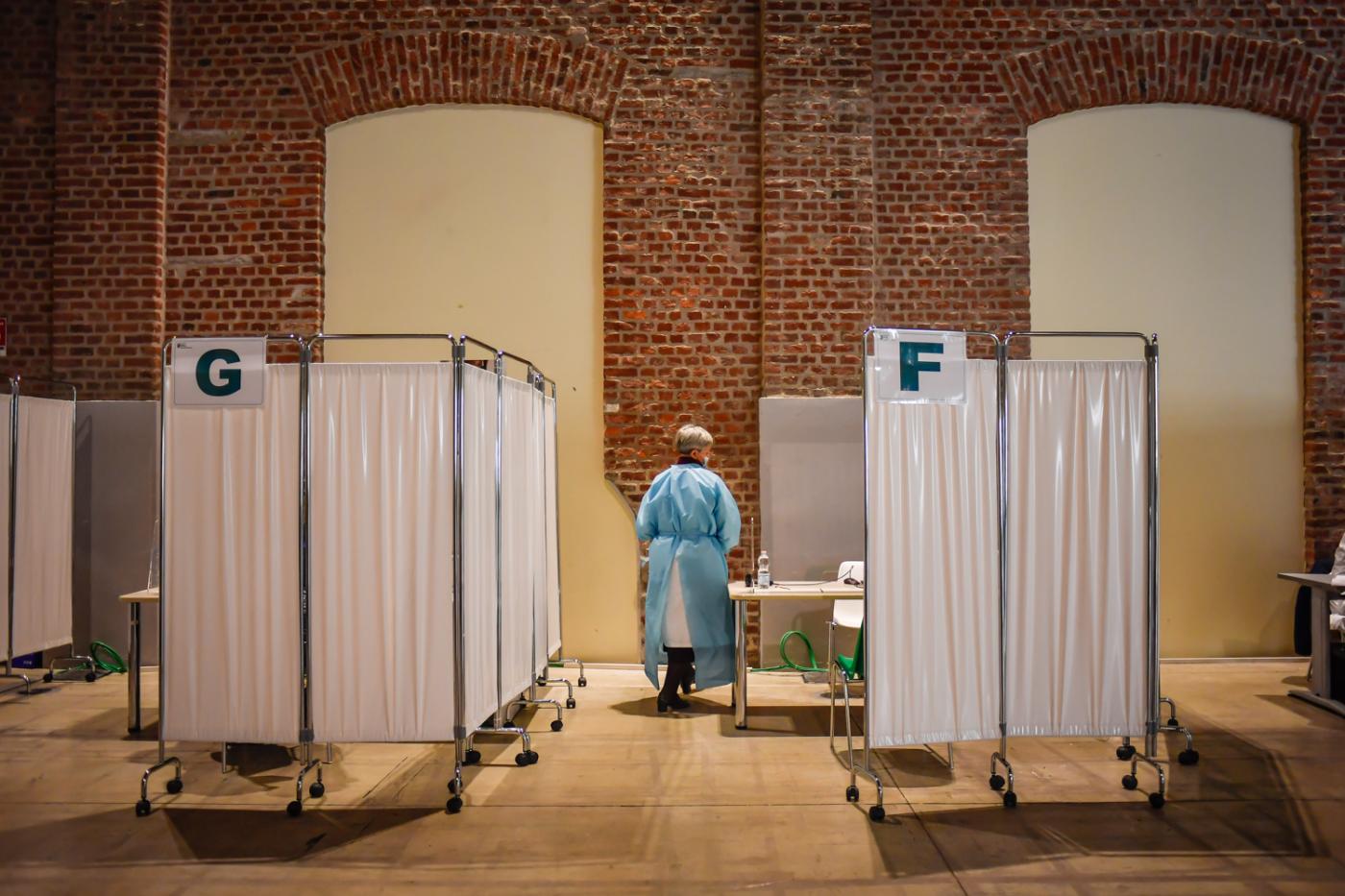 Piano vaccini nazionale: cinque step, insegnanti e polizia tra categorie con priorità