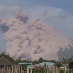 Indonesia, continua l’eruzione del vulcano Sinabung sull’isola di Sumatra