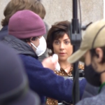 Milano: Lady Gaga in piazza Duomo per il film “House of Gucci”, panzerotto per la scena con Adam Driver – VIDEO