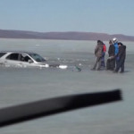 Russia: spopola la pesca sul ghiaccio ma la lastra sottile è molto pericolosa