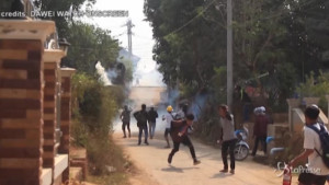 polizia usa lacrimogeni sui manifestanti a Dawei