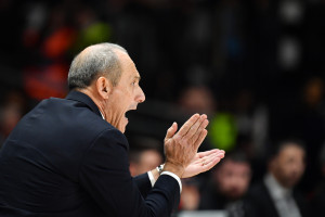 Ettore Messina (Olimpia Milano) da indicazioni ai suoi giocatori