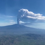 Catania, le suggestive immagini dell’Etna: colonna di fumo alta 4 km