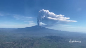 Etna: colonna di fumo alta 4 km