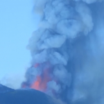 Nuova eruzione dell’Etna: le spettacolari immagini