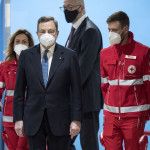Draghi all’hub di Fiumicino: “Ne usciremo con vaccini, rispettate il vostro turno come Mattarella”