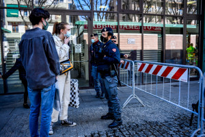 Controlli e ingressi contingentati su Navigli e Darsena