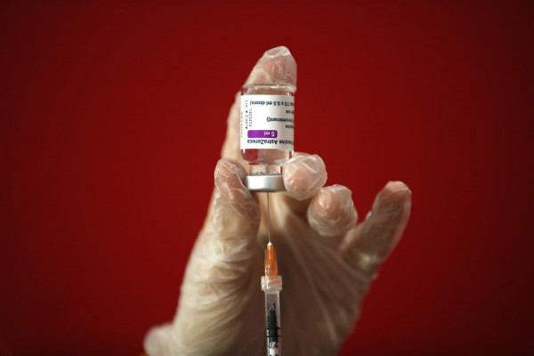 Vaccini, ancora tagli alle consegne in Ue: nuova bufera su AstraZeneca