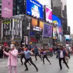 New York: spettacolo a Times Square degli artisti di Broadway a un anno dal lockdown