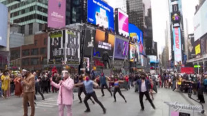 New York: spettacolo a Times Square degli artisti di Broadway