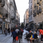 Torino, folla in centro per l’ultimo shopping prima della zona rossa