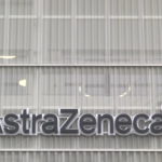 Vaccini, AstraZeneca annuncia nuovi tagli per Ue