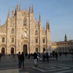 Milano, folla in centro e sui Navigli: controlli delle forze dell’ordine