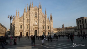 Milano, folla in centro e sui Navigli