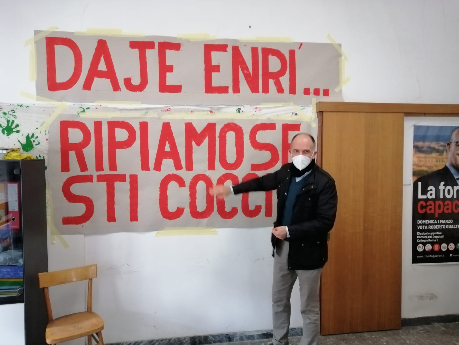 Pd, Letta a sorpresa al circolo del Testaccio. Militanti: “Daje Enri, ripiamose sti cocci” Pd, Letta a sorpresa al circolo del Testaccio. Militanti: “Daje Enri, ripiamose sti cocci”