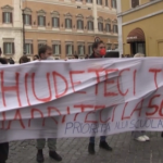 Roma, manifestazione di studenti e genitori davanti al Parlamento: “Le scuole non vanno chiuse”